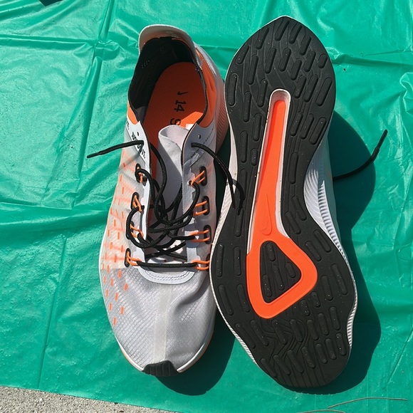 Men's Nike shoes - Picture 3 of 3